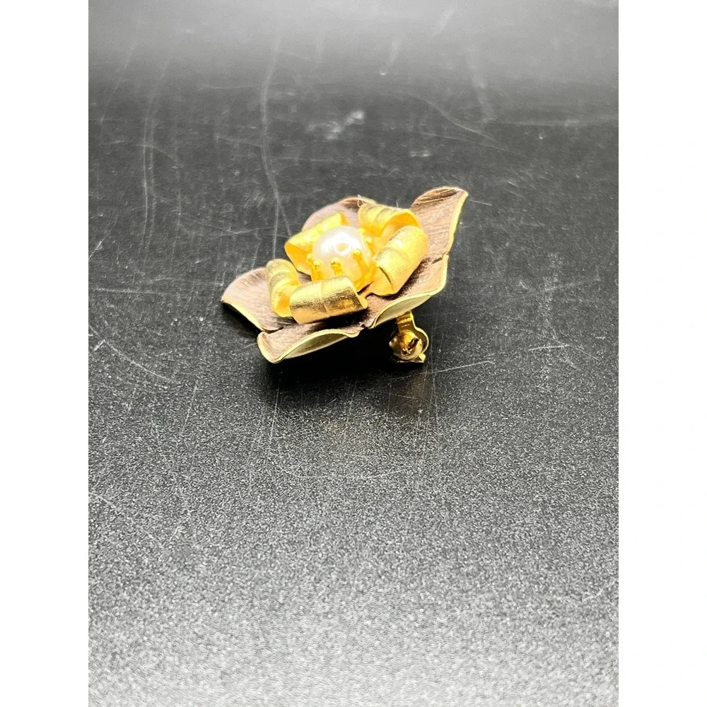 Gold Tone Brushed Flower Brooch Pin Pearl Center Statement‎ Accessory Floral